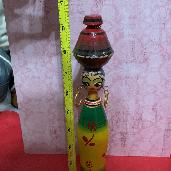 Vintage Egyptian wood carving/painted woman w pot on head and dangle earrings - Picture 2 of 3